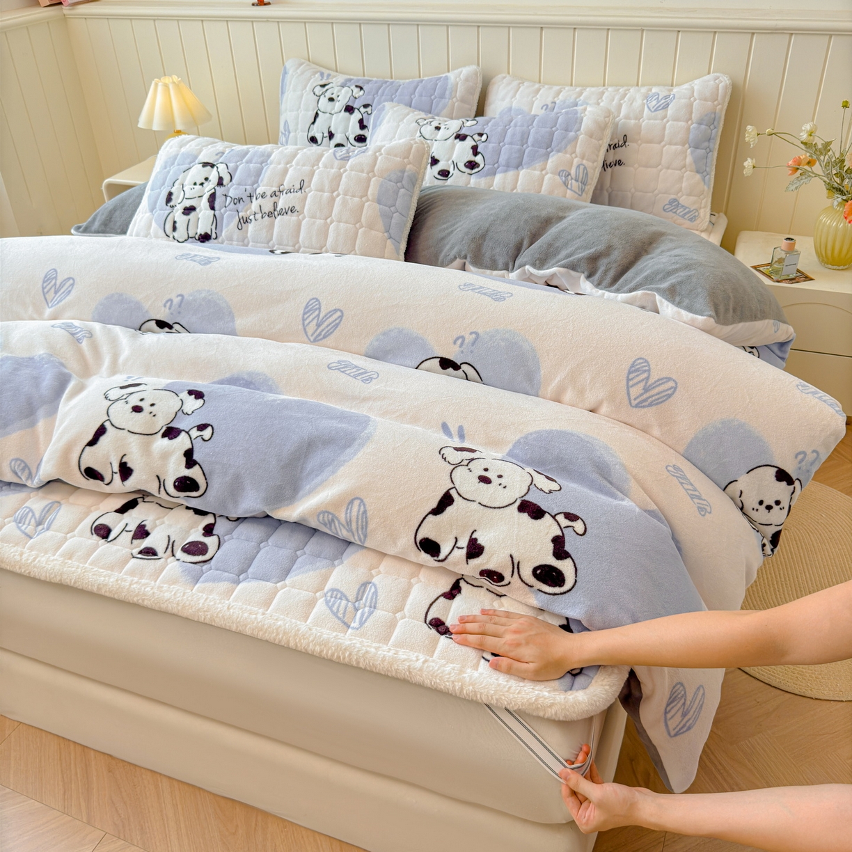 91家纺网 家纺一手货源 找家纺 LIFE.丽芙 2025秋冬新款A类牛奶绒加厚夹棉床褥垫+被套组合四件套 幸运狗