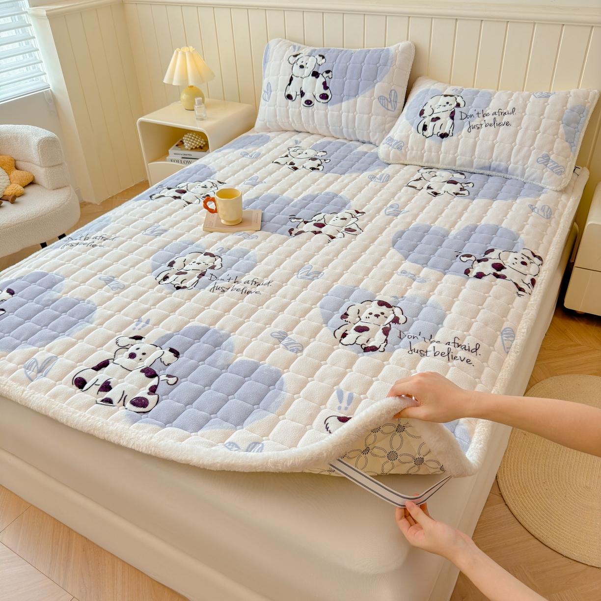 91家纺网 家纺一手货源 找家纺 LIFE.丽芙 2025秋冬新款A类牛奶绒加厚夹棉床褥垫+被套组合四件套 幸运狗