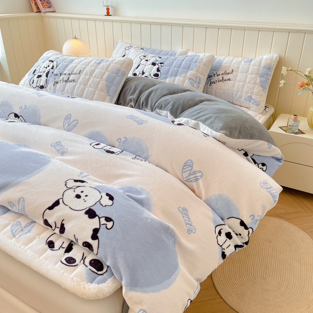 91家纺网 家纺一手货源 找家纺 LIFE.丽芙 2025秋冬新款A类牛奶绒加厚夹棉床褥垫+被套组合四件套 幸运狗