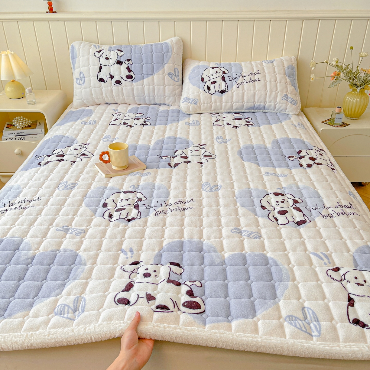 91家纺网 家纺一手货源 找家纺 LIFE.丽芙 2025秋冬新款A类牛奶绒加厚夹棉床褥垫+被套组合四件套 幸运狗