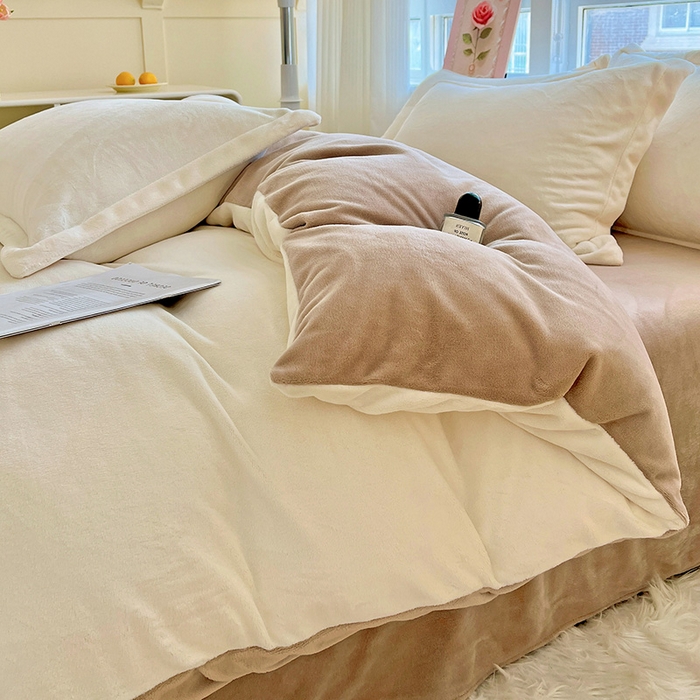 91家纺网 家纺一手货源 找家纺 富馨莱 2025新款牛奶绒纯色双拼四件套 双拼奶昔白+焦糖