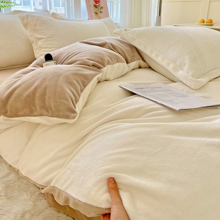 91家纺网 家纺一手货源 找家纺 富馨莱 2025新款牛奶绒纯色双拼四件套 双拼奶昔白+焦糖