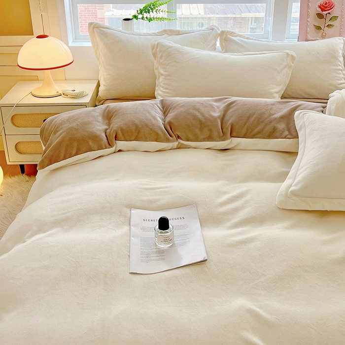 91家纺网 家纺一手货源 找家纺 富馨莱 2025新款牛奶绒纯色双拼四件套 双拼奶昔白+焦糖