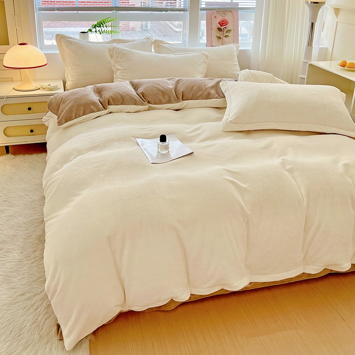 91家纺网 家纺一手货源 找家纺 富馨莱 2025新款牛奶绒纯色双拼四件套 双拼奶昔白+焦糖