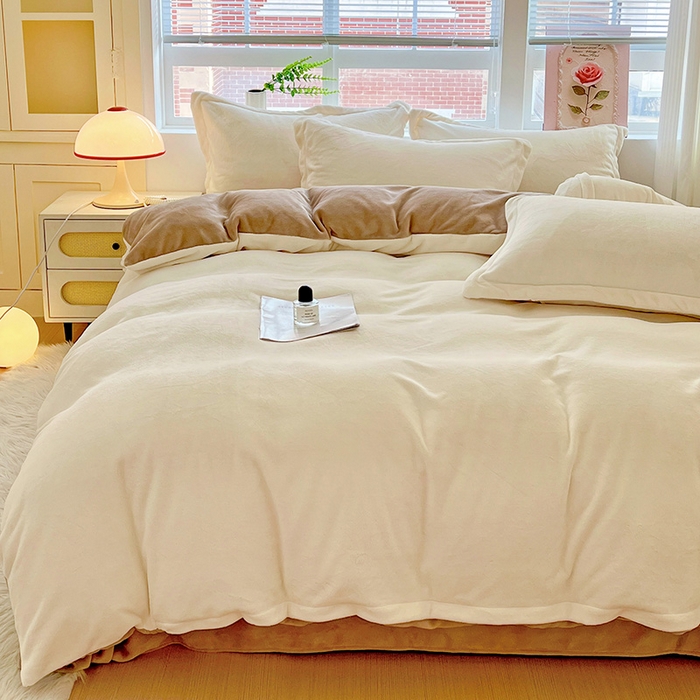 91家纺网 家纺一手货源 找家纺 富馨莱 2025新款牛奶绒纯色双拼四件套 双拼奶昔白+焦糖