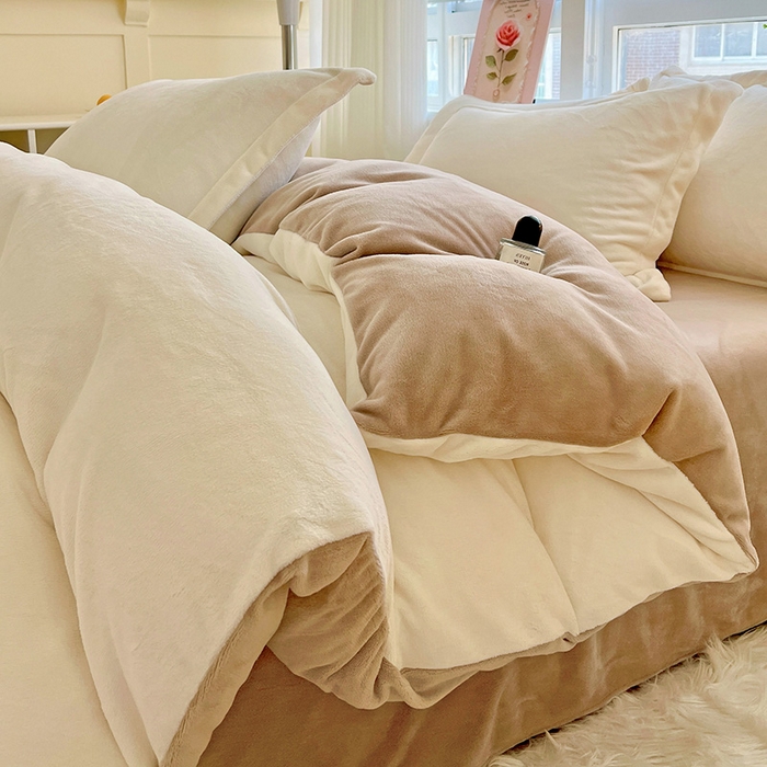 91家纺网 家纺一手货源 找家纺 富馨莱 2025新款牛奶绒纯色双拼四件套 双拼奶昔白+焦糖