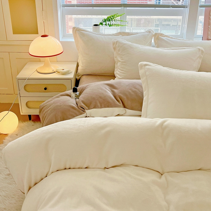 91家纺网 家纺一手货源 找家纺 富馨莱 2025新款牛奶绒纯色双拼四件套 双拼奶昔白+焦糖