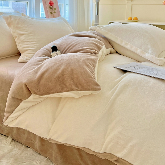 91家纺网 家纺一手货源 找家纺 富馨莱 2025新款牛奶绒纯色双拼四件套 双拼奶昔白+焦糖