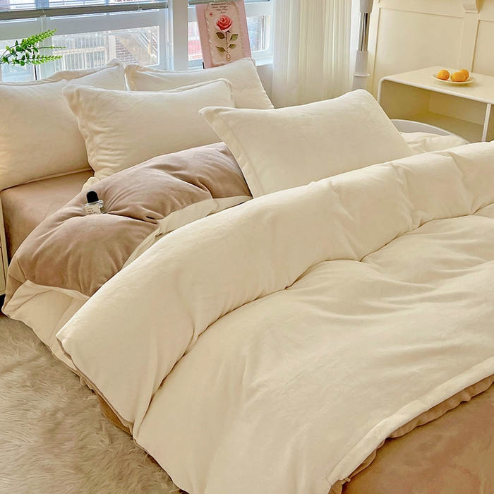 91家纺网 家纺一手货源 找家纺 富馨莱 2025新款牛奶绒纯色双拼四件套 双拼奶昔白+焦糖