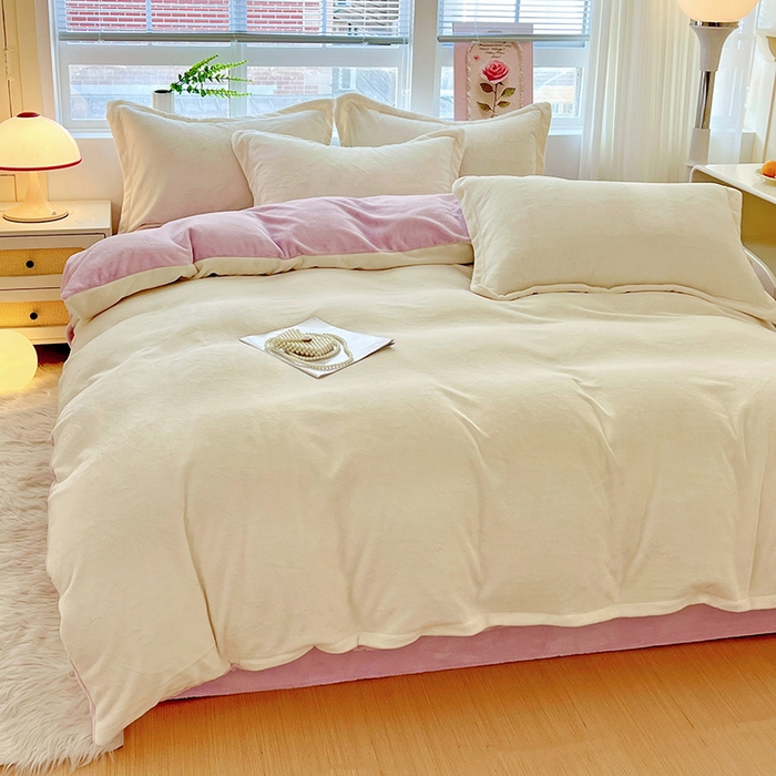 91家纺网 家纺一手货源 找家纺 富馨莱 2025新款牛奶绒纯色双拼四件套 双拼奶昔白+糯紫