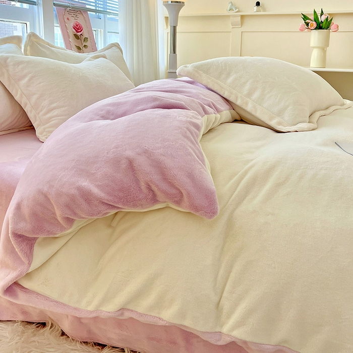 91家纺网 家纺一手货源 找家纺 富馨莱 2025新款牛奶绒纯色双拼四件套 双拼奶昔白+糯紫