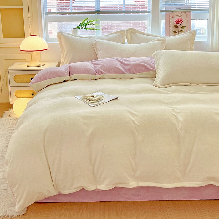 91家纺网 家纺一手货源 找家纺 富馨莱 2025新款牛奶绒纯色双拼四件套 双拼奶昔白+糯紫