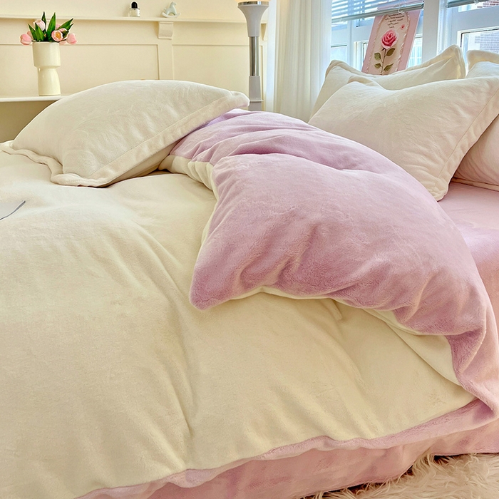 91家纺网 家纺一手货源 找家纺 富馨莱 2025新款牛奶绒纯色双拼四件套 双拼奶昔白+糯紫