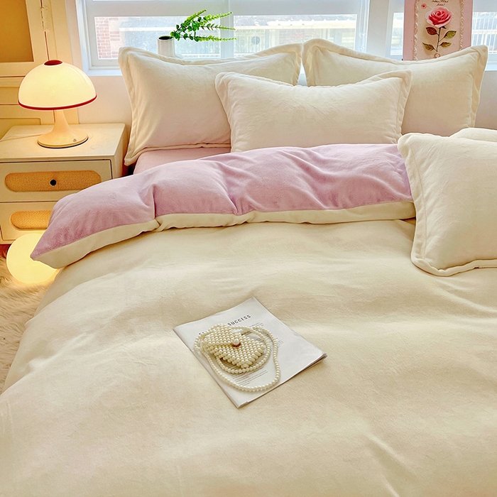 91家纺网 家纺一手货源 找家纺 富馨莱 2025新款牛奶绒纯色双拼四件套 双拼奶昔白+糯紫