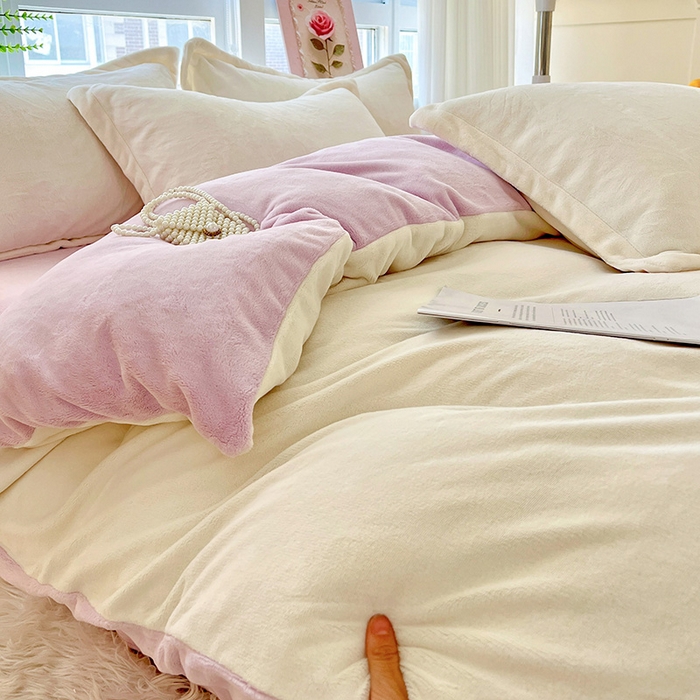 91家纺网 家纺一手货源 找家纺 富馨莱 2025新款牛奶绒纯色双拼四件套 双拼奶昔白+糯紫