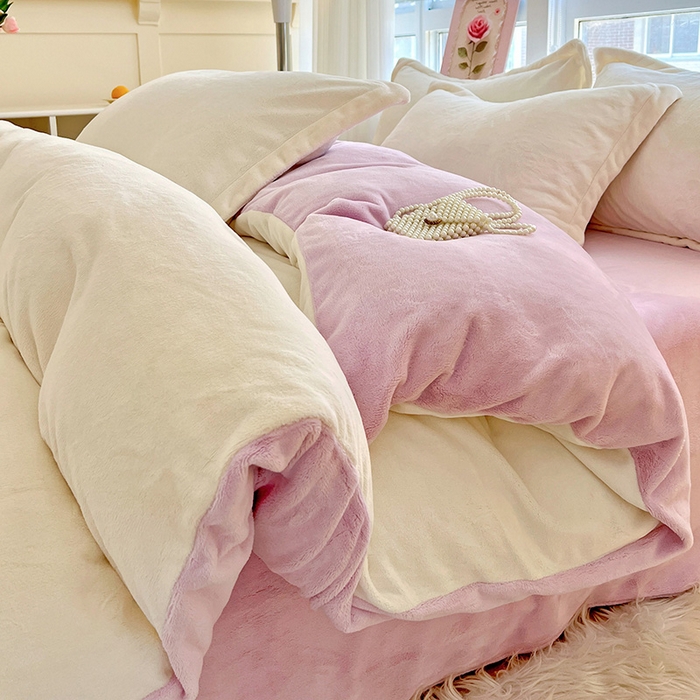 91家纺网 家纺一手货源 找家纺 富馨莱 2025新款牛奶绒纯色双拼四件套 双拼奶昔白+糯紫