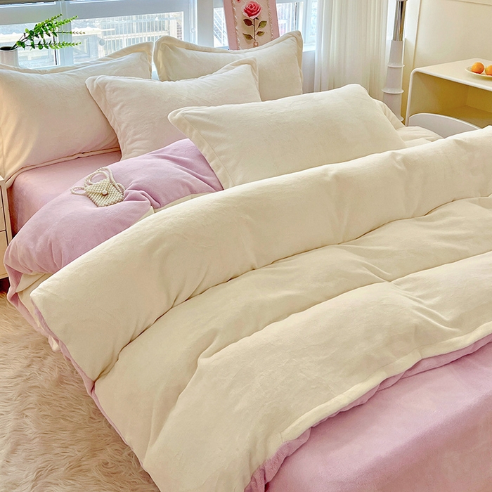 91家纺网 家纺一手货源 找家纺 富馨莱 2025新款牛奶绒纯色双拼四件套 双拼奶昔白+糯紫