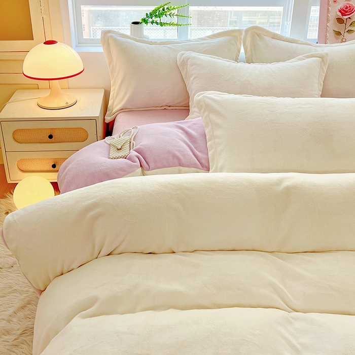 91家纺网 家纺一手货源 找家纺 富馨莱 2025新款牛奶绒纯色双拼四件套 双拼奶昔白+糯紫