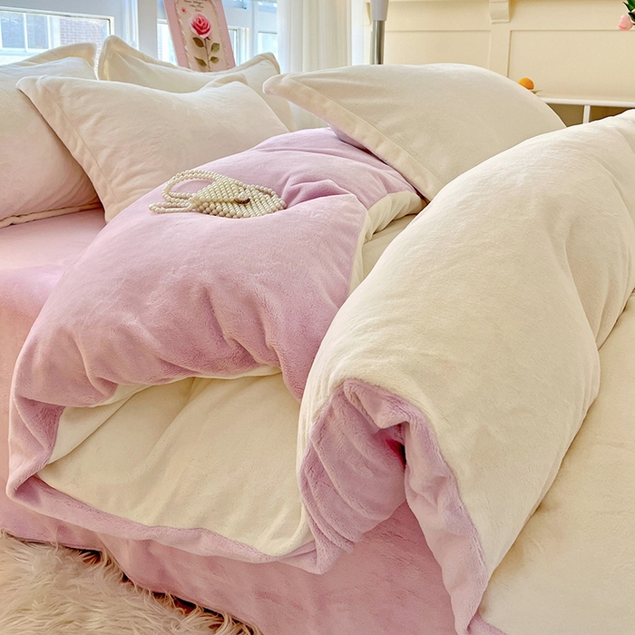 91家纺网 家纺一手货源 找家纺 富馨莱 2025新款牛奶绒纯色双拼四件套 双拼奶昔白+糯紫