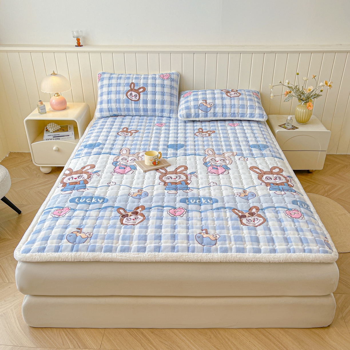 91家纺网 家纺一手货源 找家纺 LIFE.丽芙 2025秋冬新款A类牛奶绒加厚夹棉床褥垫+被套组合四件套 布布乐园