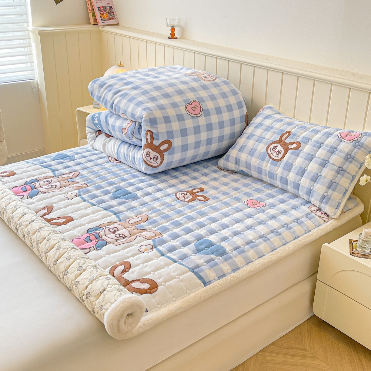 91家纺网 家纺一手货源 找家纺 LIFE.丽芙 2025秋冬新款A类牛奶绒加厚夹棉床褥垫+被套组合四件套 布布乐园