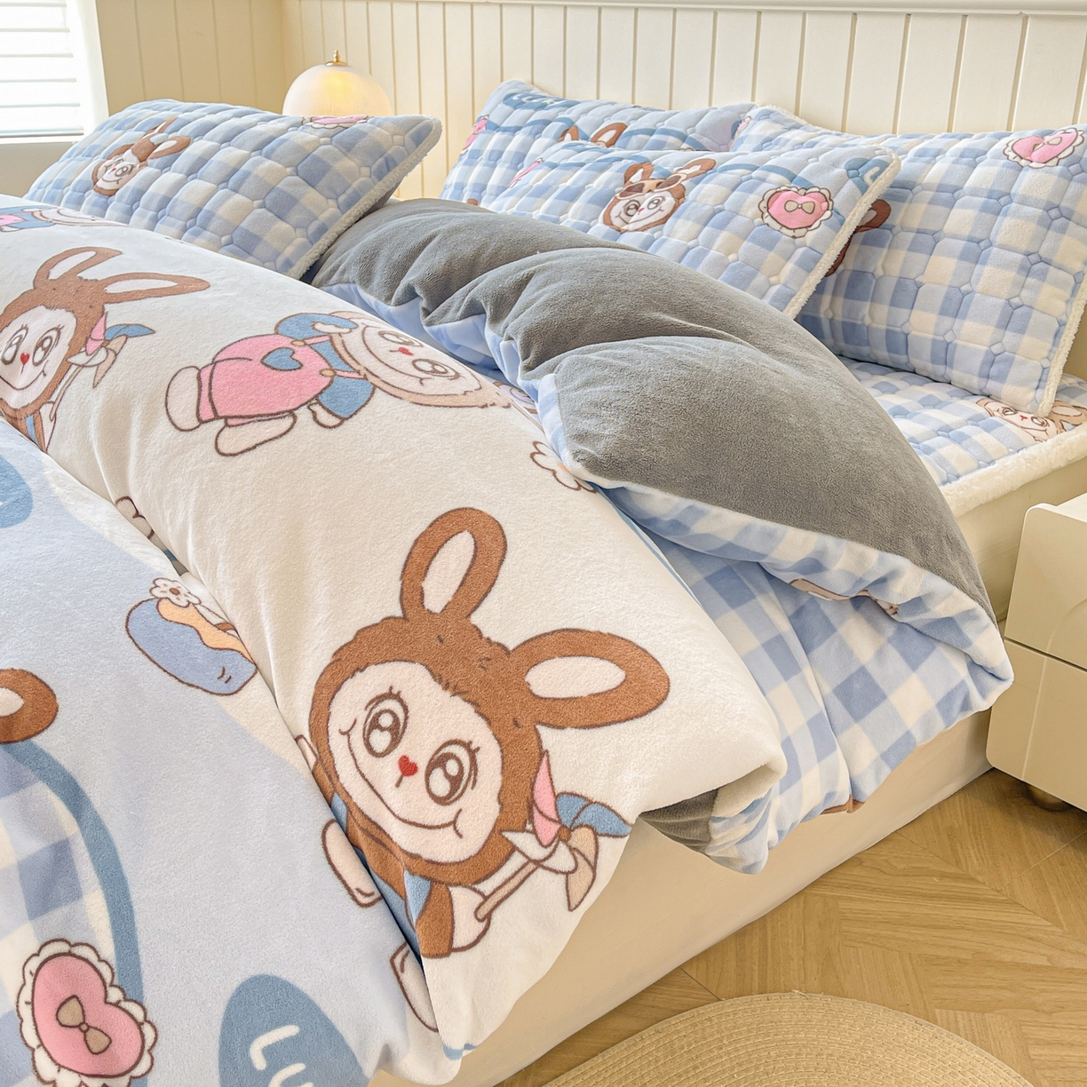 91家纺网 家纺一手货源 找家纺 LIFE.丽芙 2025秋冬新款A类牛奶绒加厚夹棉床褥垫+被套组合四件套 布布乐园