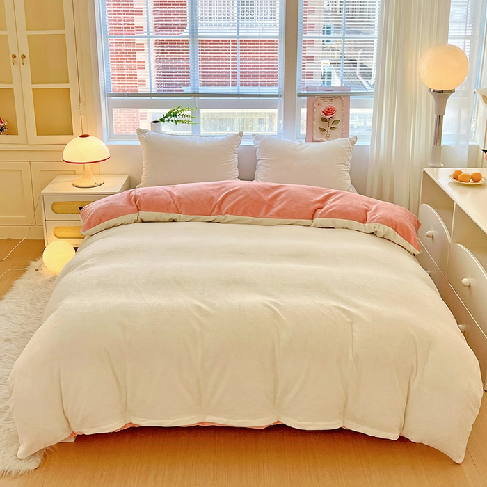 91家纺网 家纺一手货源 找家纺 富馨莱 2025新款牛奶绒纯色双拼四件套 双拼奶昔白+玉