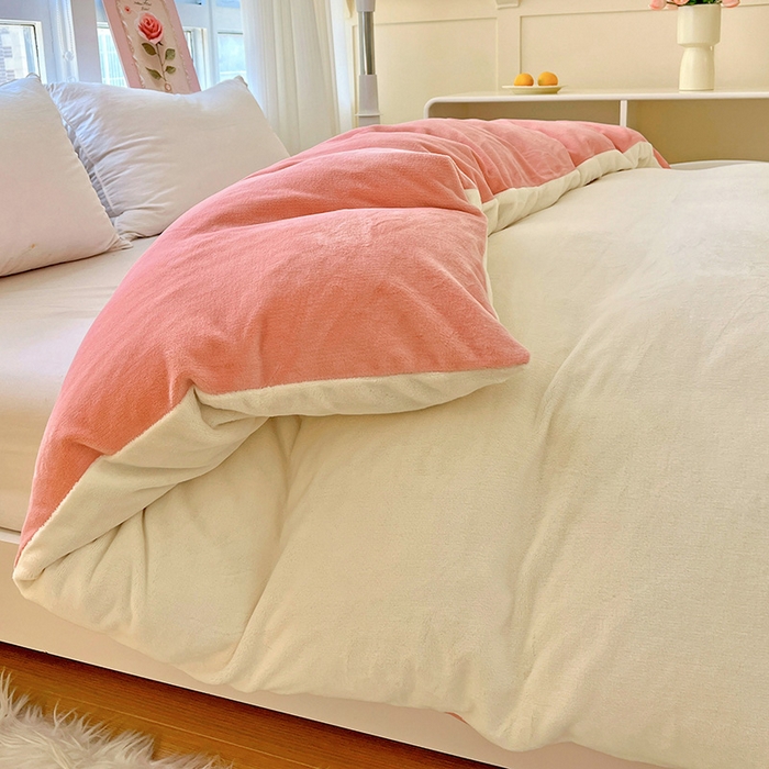 91家纺网 家纺一手货源 找家纺 富馨莱 2025新款牛奶绒纯色双拼四件套 双拼奶昔白+玉