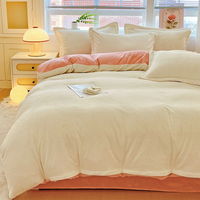 91家纺网 家纺一手货源 找家纺 富馨莱 2025新款牛奶绒纯色双拼四件套 双拼奶昔白+玉