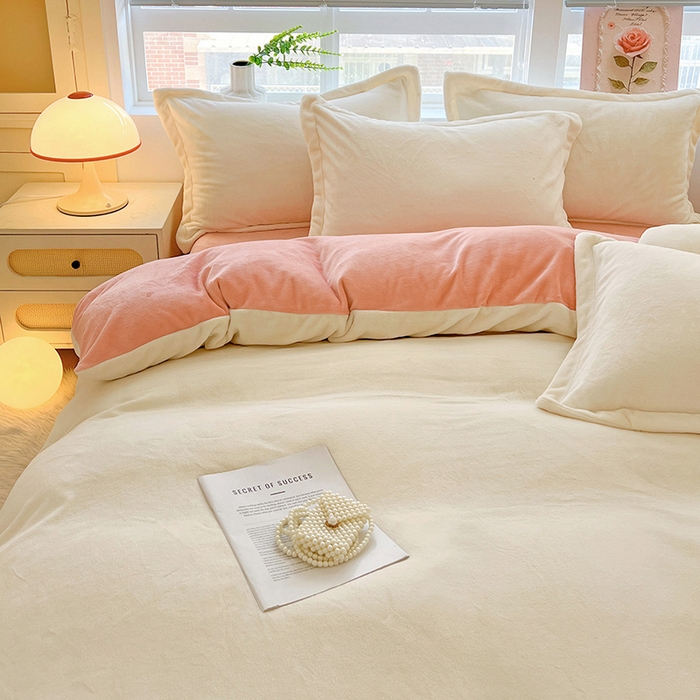 91家纺网 家纺一手货源 找家纺 富馨莱 2025新款牛奶绒纯色双拼四件套 双拼奶昔白+玉