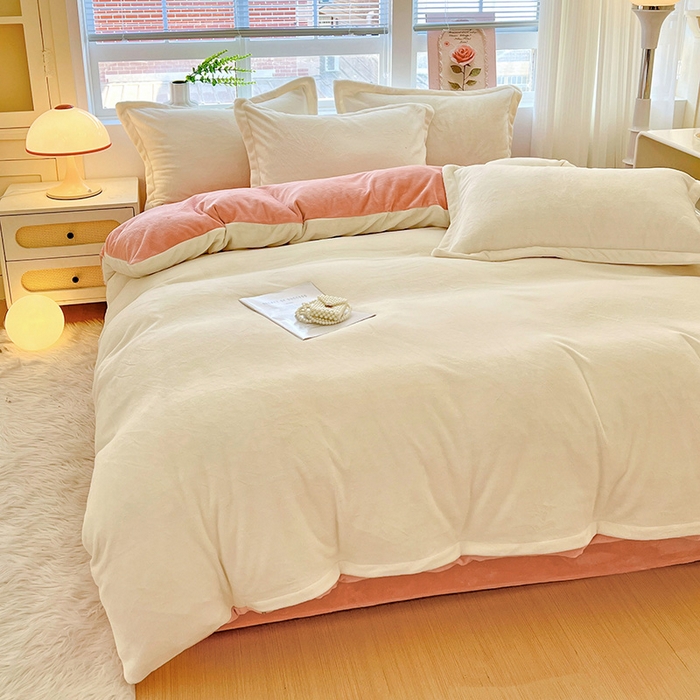 91家纺网 家纺一手货源 找家纺 富馨莱 2025新款牛奶绒纯色双拼四件套 双拼奶昔白+玉