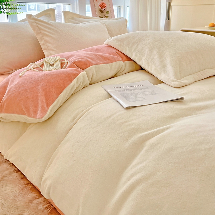 91家纺网 家纺一手货源 找家纺 富馨莱 2025新款牛奶绒纯色双拼四件套 双拼奶昔白+玉