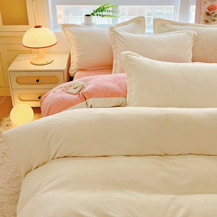 91家纺网 家纺一手货源 找家纺 富馨莱 2025新款牛奶绒纯色双拼四件套 双拼奶昔白+玉