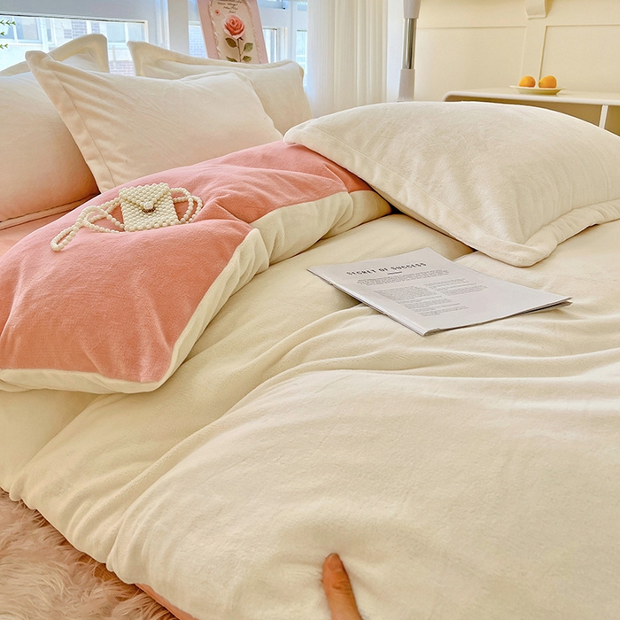 91家纺网 家纺一手货源 找家纺 富馨莱 2025新款牛奶绒纯色双拼四件套 双拼奶昔白+玉