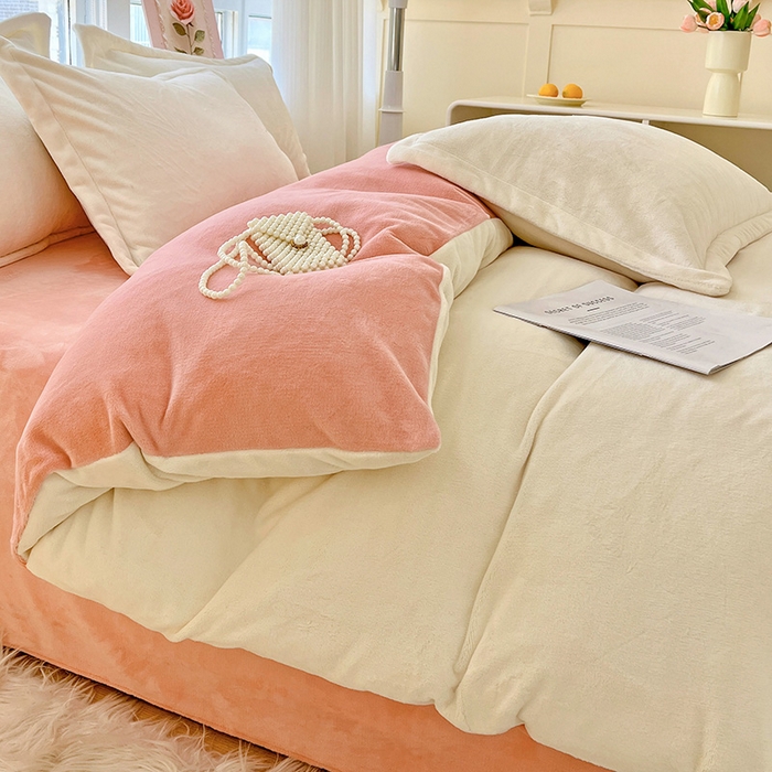 91家纺网 家纺一手货源 找家纺 富馨莱 2025新款牛奶绒纯色双拼四件套 双拼奶昔白+玉