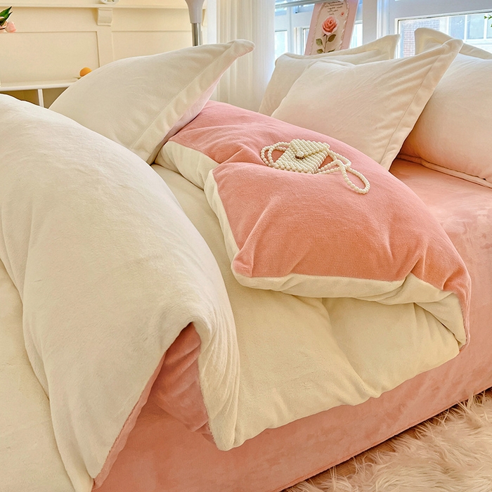 91家纺网 家纺一手货源 找家纺 富馨莱 2025新款牛奶绒纯色双拼四件套 双拼奶昔白+玉