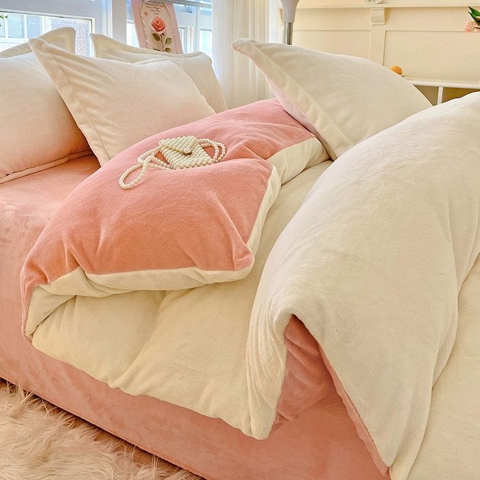 91家纺网 家纺一手货源 找家纺 富馨莱 2025新款牛奶绒纯色双拼四件套 双拼奶昔白+玉