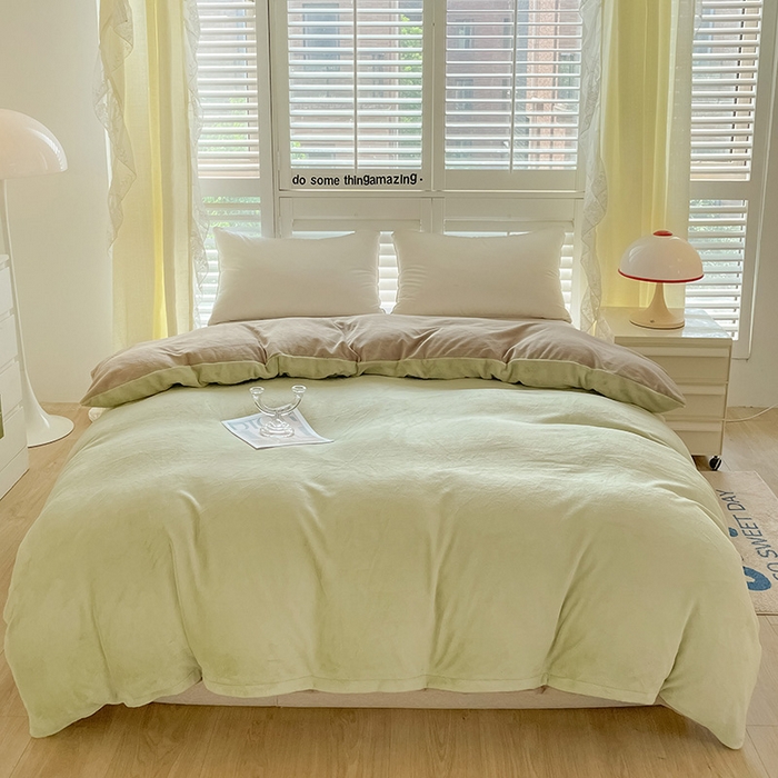 91家纺网 家纺一手货源 找家纺 富馨莱 2025新款牛奶绒纯色双拼四件套 双拼奶油绿+焦糖色