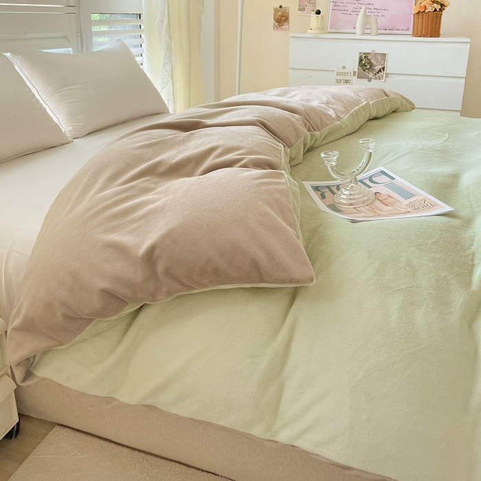 91家纺网 家纺一手货源 找家纺 富馨莱 2025新款牛奶绒纯色双拼四件套 双拼奶油绿+焦糖色