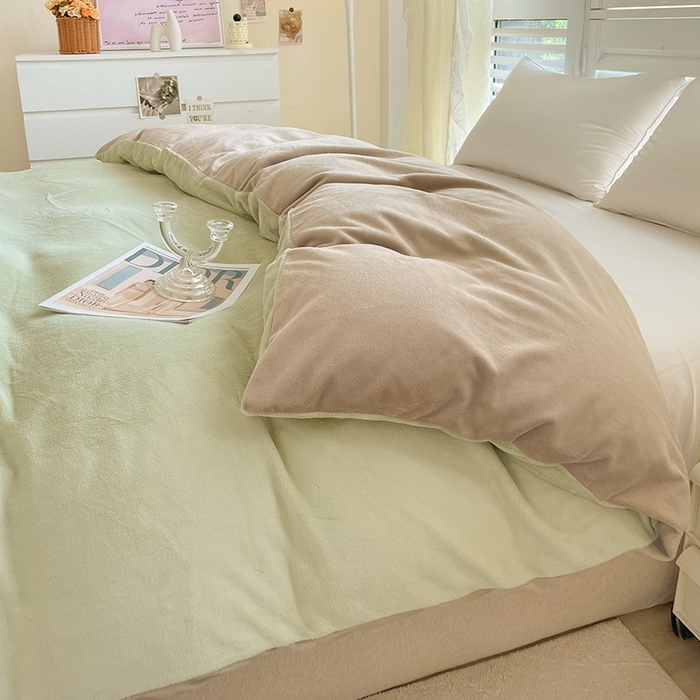 91家纺网 家纺一手货源 找家纺 富馨莱 2025新款牛奶绒纯色双拼四件套 双拼奶油绿+焦糖色