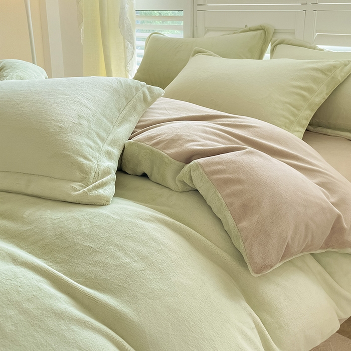 91家纺网 家纺一手货源 找家纺 富馨莱 2025新款牛奶绒纯色双拼四件套 双拼奶油绿+焦糖色