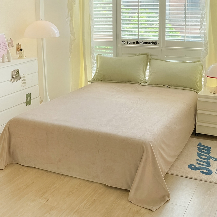 91家纺网 家纺一手货源 找家纺 富馨莱 2025新款牛奶绒纯色双拼四件套 双拼奶油绿+焦糖色