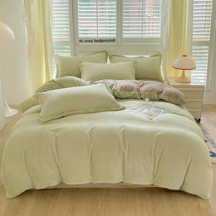 91家纺网 家纺一手货源 找家纺 富馨莱 2025新款牛奶绒纯色双拼四件套 双拼奶油绿+焦糖色