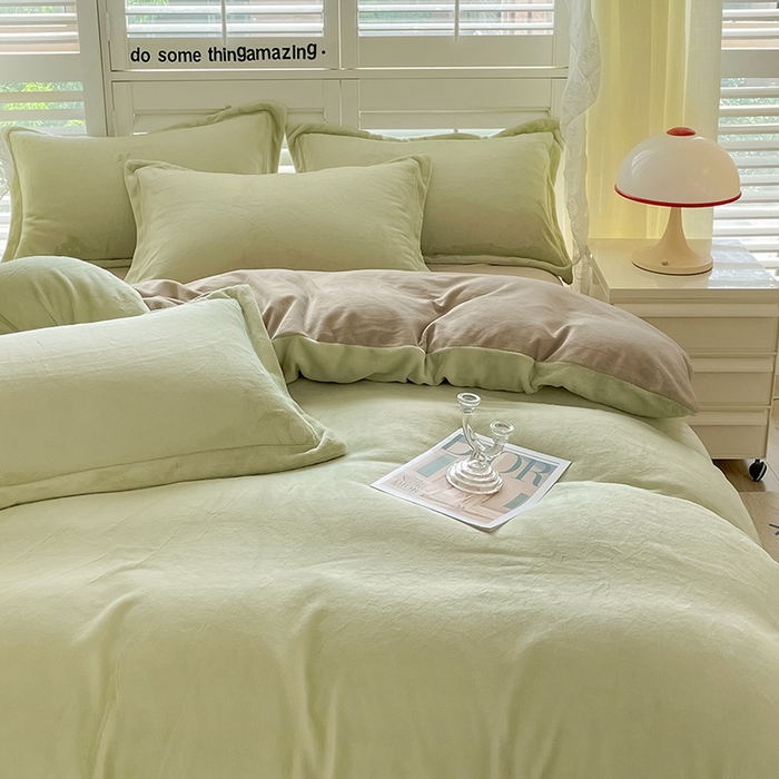 91家纺网 家纺一手货源 找家纺 富馨莱 2025新款牛奶绒纯色双拼四件套 双拼奶油绿+焦糖色