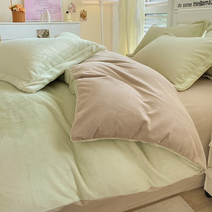 91家纺网 家纺一手货源 找家纺 富馨莱 2025新款牛奶绒纯色双拼四件套 双拼奶油绿+焦糖色