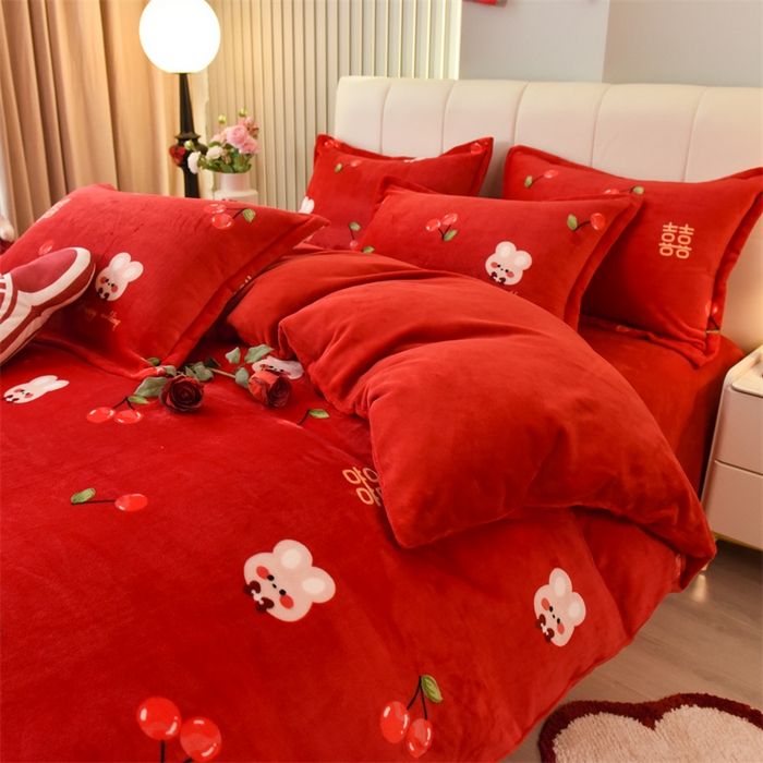 91家纺网 家纺一手货源 找家纺 曲之慕 2025新款高克重牛奶绒简约婚庆四件套 吾家有喜