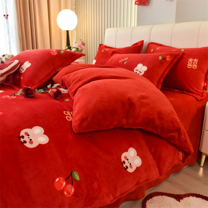 91家纺网 家纺一手货源 找家纺 曲之慕 2025新款高克重牛奶绒简约婚庆四件套 吾家有喜