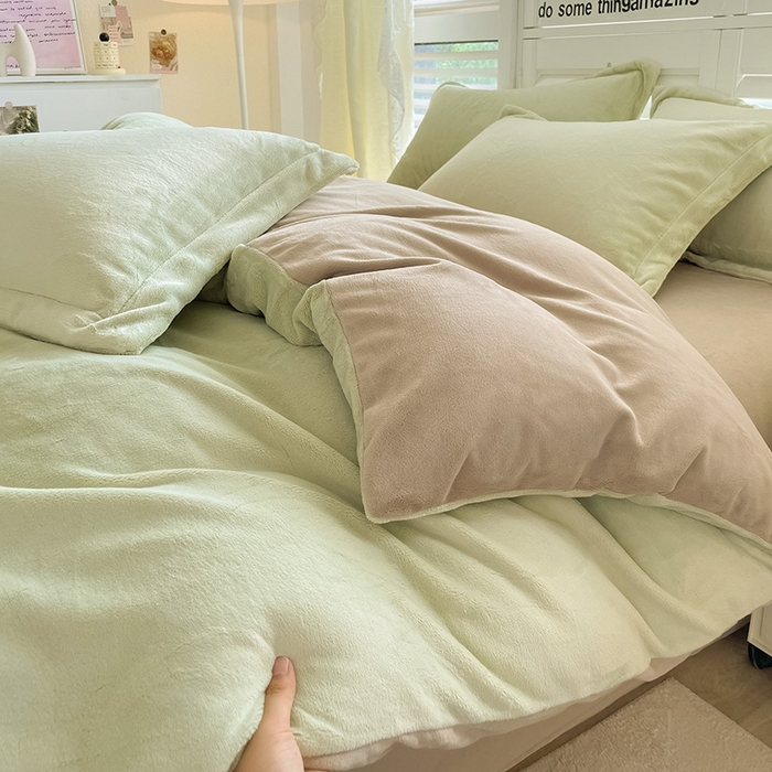 91家纺网 家纺一手货源 找家纺 富馨莱 2025新款牛奶绒纯色双拼四件套 双拼奶油绿+焦糖色