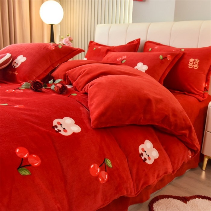 91家纺网 家纺一手货源 找家纺 曲之慕 2025新款高克重牛奶绒简约婚庆四件套 吾家有喜