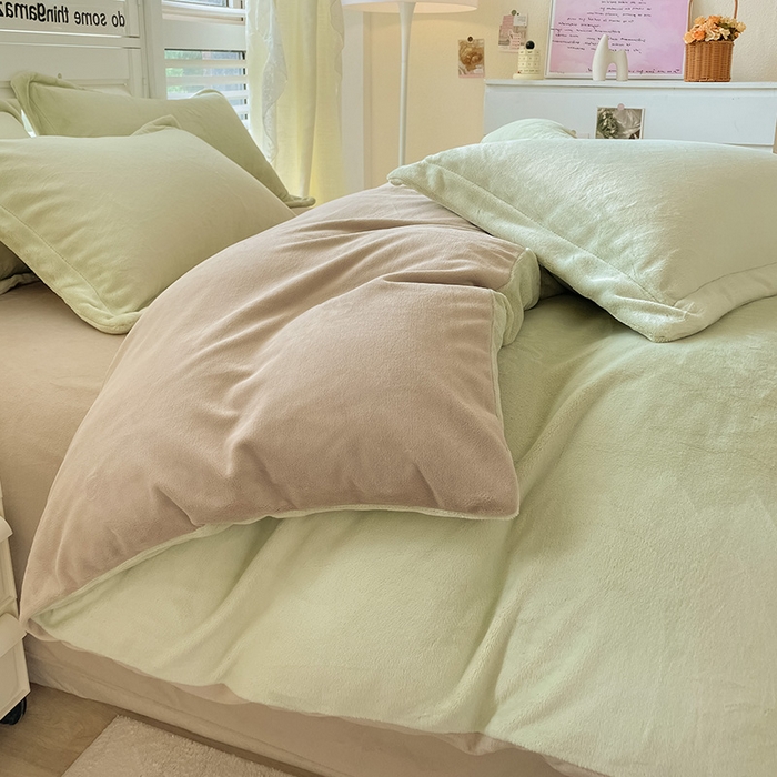 91家纺网 家纺一手货源 找家纺 富馨莱 2025新款牛奶绒纯色双拼四件套 双拼奶油绿+焦糖色